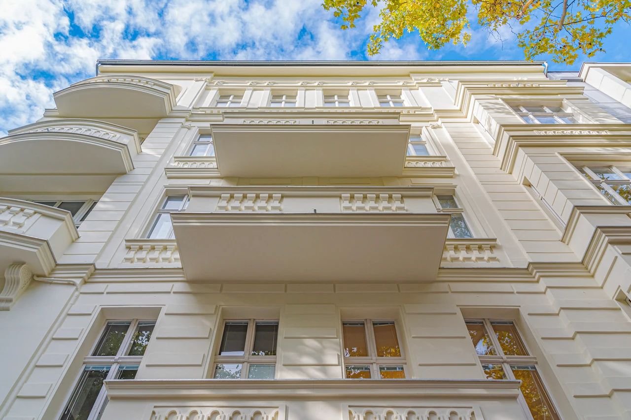 altbau-fassade-berlin-charlottenburg Repräsentative Altbaufassade mit klassischem Charakter